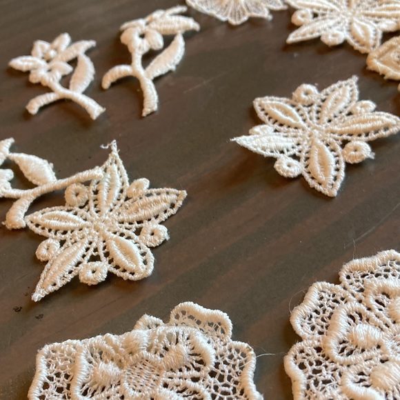 12 mid century cotton ecru flower appliqués. Beautiful - Picture 7 of 7